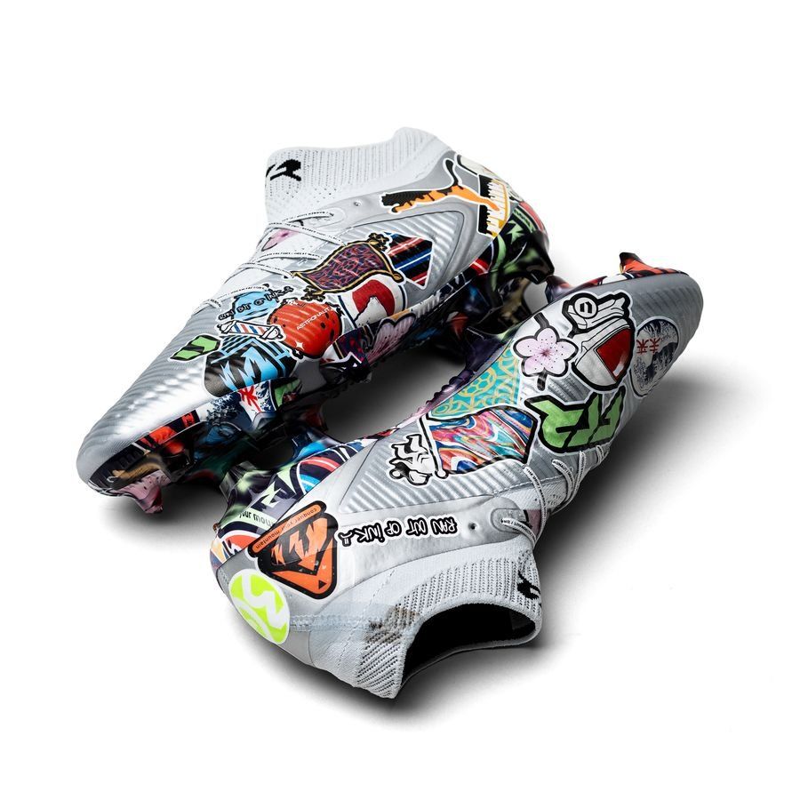 P Future 8 Ultimate FG elite sticker bomb